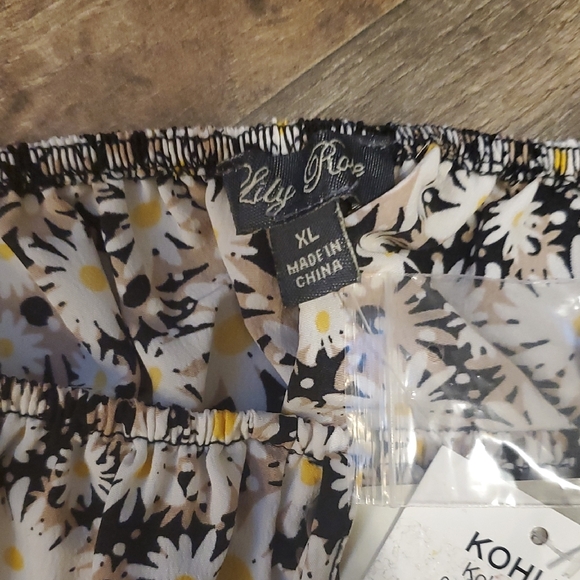 Lily Rose Black and White Floral Crop Top - Picture 3 of 5